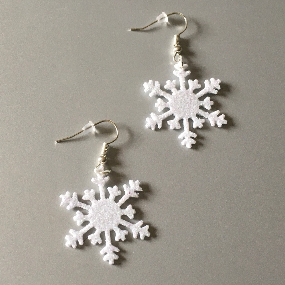 ❄️ Hand Crafted Snowflake Earrings ❄️ - Picture 3 of 7